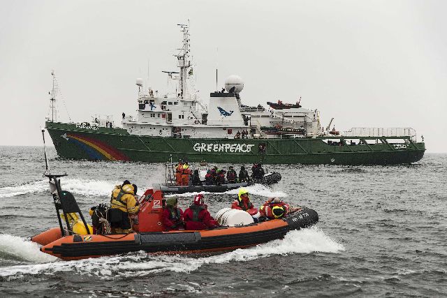 Η Greenpeace εμποδίζει ρωσικό τάνκερ στο Ρότερνταμ