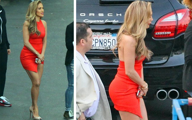Το κατακόκκινο μίνι και η αμηχανία της Jennifer Lopez