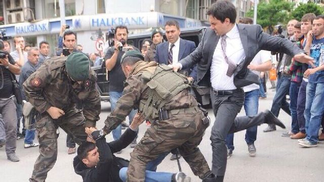 Σύμβουλος του Ερντογάν κατηγορείται πως κλώτσησε διαδηλωτή