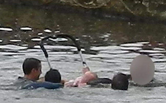 Μωρό έπεσε στο ποτάμι με το καροτσάκι του