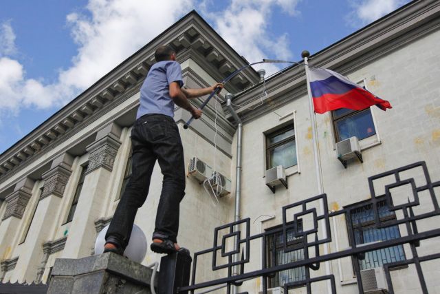 Οργή Ρωσίας για την αφαίρεση της σημαίας της στο Κίεβο