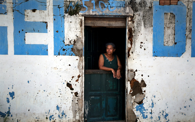 Η λάμψη του Μουντιάλ δεν «φωτίζει» τους φτωχούς Βραζιλιάνους