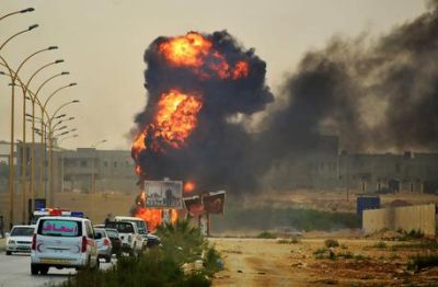Στις φλόγες και δεύτερη δεξαμενή στη Λιβύη