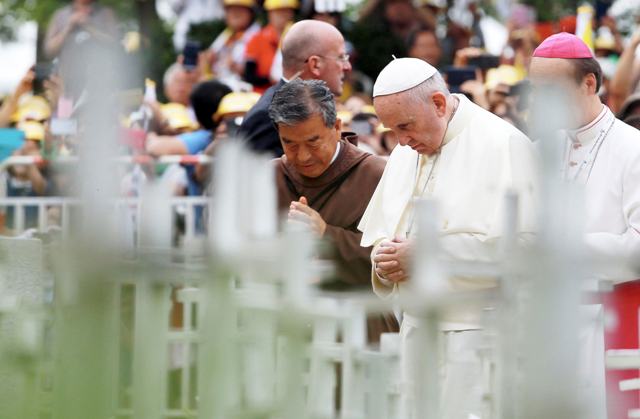 Ο Πάπας προσευχήθηκε σε μνημείο κατά της άμβλωσης