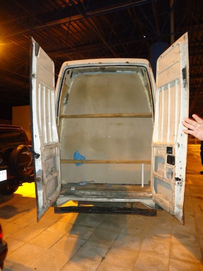 Παράνομοι μετανάστες στοιβαγμένοι σε κρύπτη φορτηγού