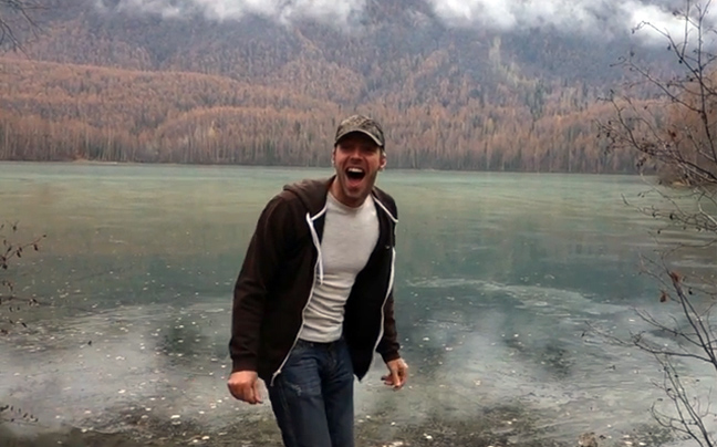 Ο απίστευτος ήχος όταν μια πέτρα πέφτει σε παγωμένη λίμνη