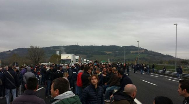 Ιταλοί εργάτες απέκλεισαν αυτοκινητόδρομο