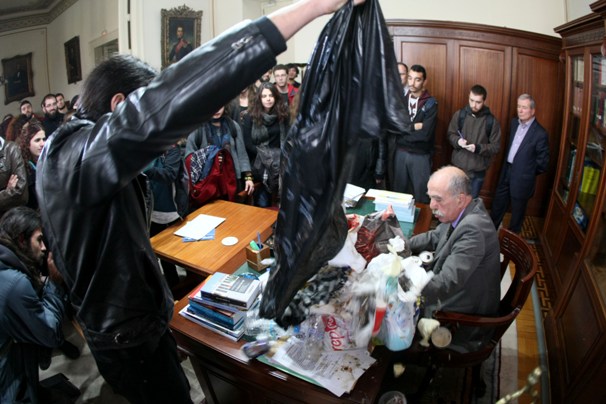 Φοιτητές άδειασαν σακούλες σκουπιδιών στο γραφείο του αντιπρύτανη του ΕΚΠΑ