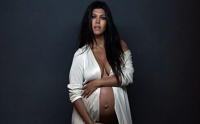 Η Kourtney Kardashian γυμνή λίγο πριν γεννήσει