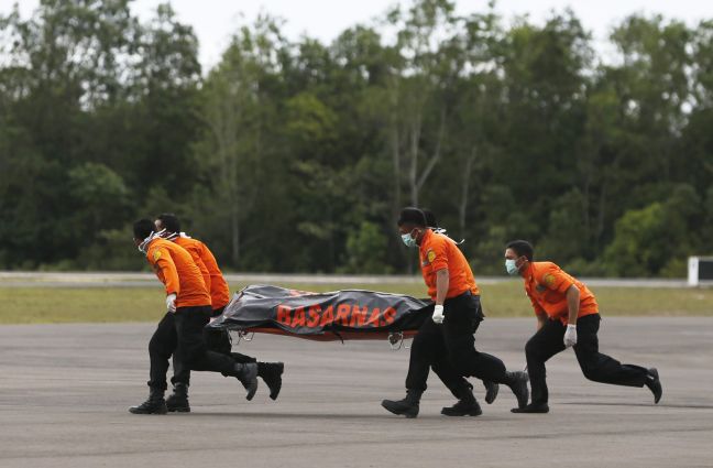 Περισυλλέγονται πτώματα της πτήσης της AirAsia