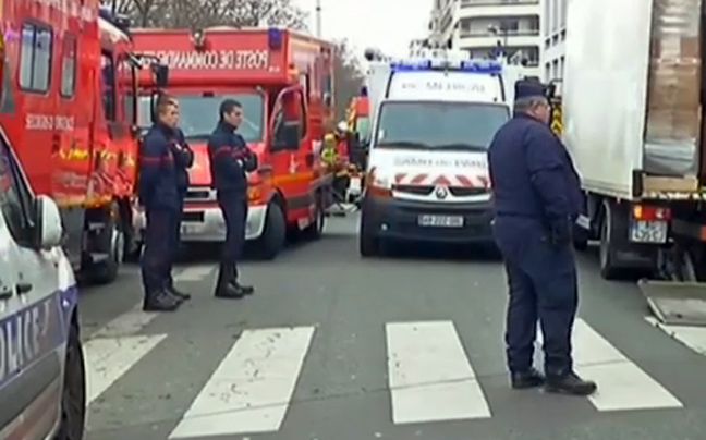 Live από το σημείο της τρομοκρατικής επίθεσης στη γαλλική εφημερίδα