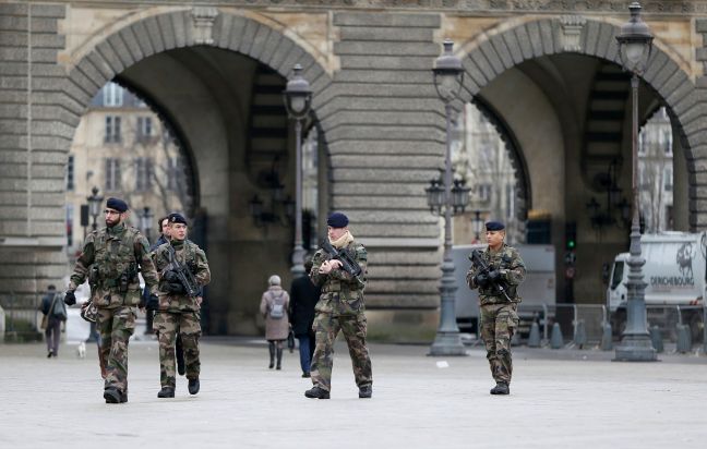 Όλη η Γαλλία αναζητά τους τζιχαντιστές του Charlie Hebdo