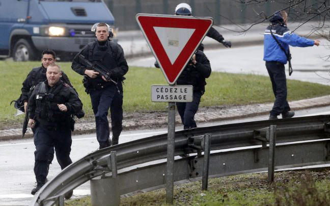 Για έναν όμηρο κάνουν λόγο αστυνομικές πηγές στη Γαλλία
