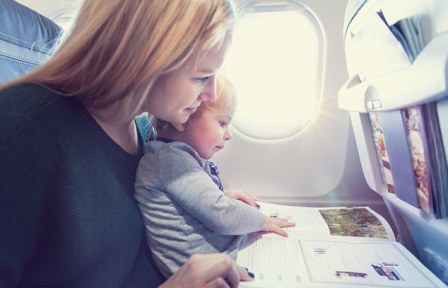 Σκέψεις να σταματήσουν οι δωρεάν αεροπορικές μετακινήσεις για τα μωρά