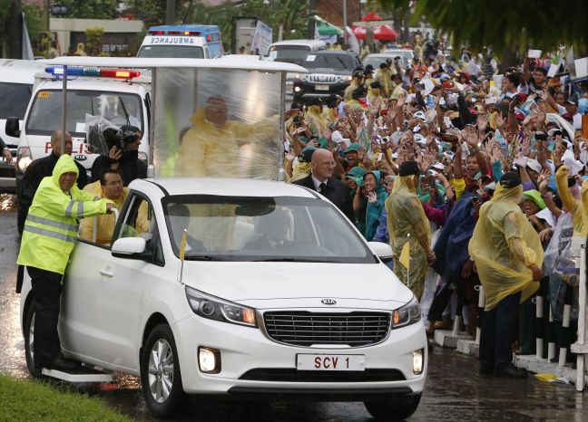 Ο πάπας αναχώρησε εσπευσμένα από τις Φιλιππίνες λόγω καταιγίδας