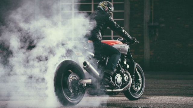 Βελτιωτής αποτίει φόρο τιμής στο Yamaha VMAX