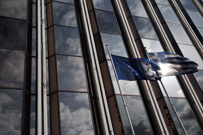 Handelsblatt: Το ελληνικό πρόβλημα δεν θα εξαφανιστεί