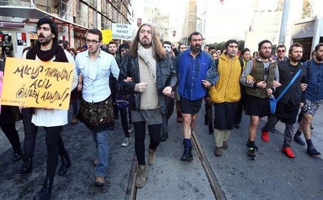 Άνδρες φορώντας φούστες διαδηλώνουν κατά της βίας σε βάρος των γυναικών