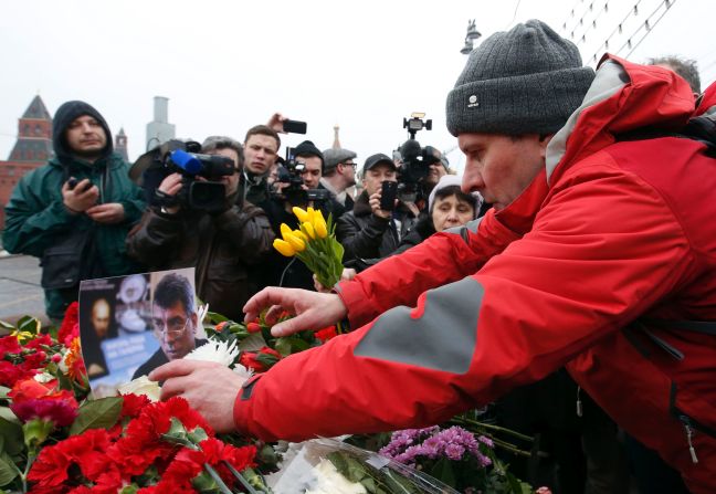 Κοσμοσυρροή στην κηδεία του Νεμτσόφ
