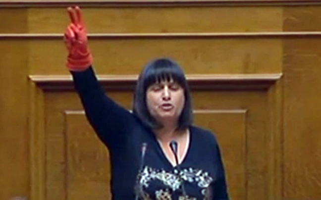 Απολυμένη καθαρίστρια ανέβηκε με γάντι στο βήμα της Βουλής