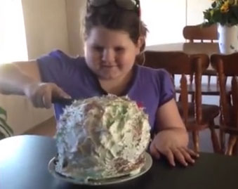 Αυτή η τούρτα κρύβει μια έκπληξη