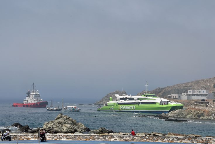 Αποκολλήθηκε με τη βοήθεια ρυμουλκού το καταμαράν στην Τήνο