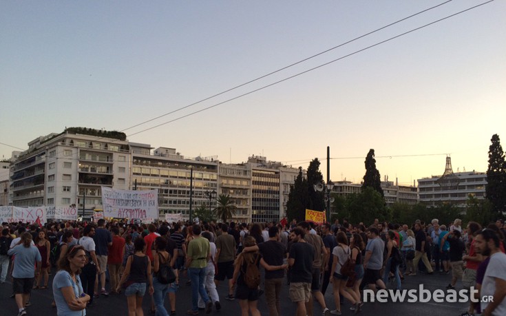 Σε εξέλιξη η συγκέντρωση στο Σύνταγμα ενάντια στα νέα μέτρα