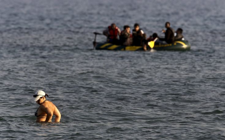 Κολυμπούν δίπλα σε φουσκωτές βάρκες με μετανάστες