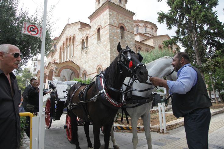 Πλήθος κόσμου και καλλιτεχνών στην κηδεία του Κώστα Βίρβου