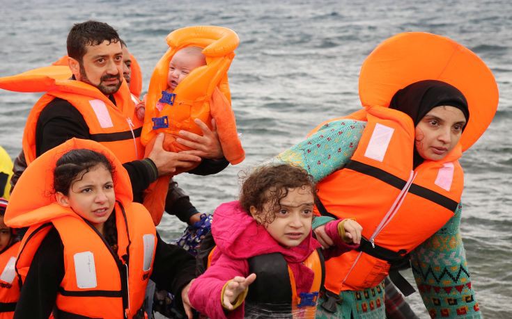 Σύρια πρόσφυγας γέννησε δίπλα στη βάρκα που τη μετέφερε στην Ελλάδα