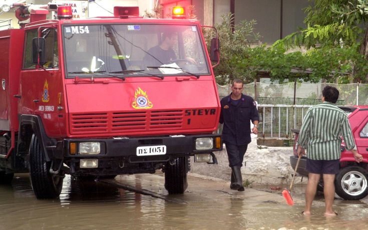 Κατέρρευσε τριώροφη οικοδομή στο Καματερό