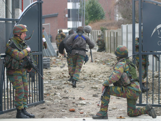 Επίθεση μασκοφόρου σε στρατόπεδο του Βελγίου