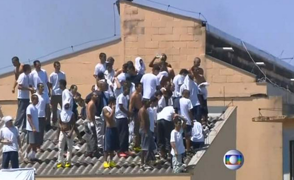 Κρατούμενοι απειλούν να πετάξουν ομήρους από τη στέγη φυλακής