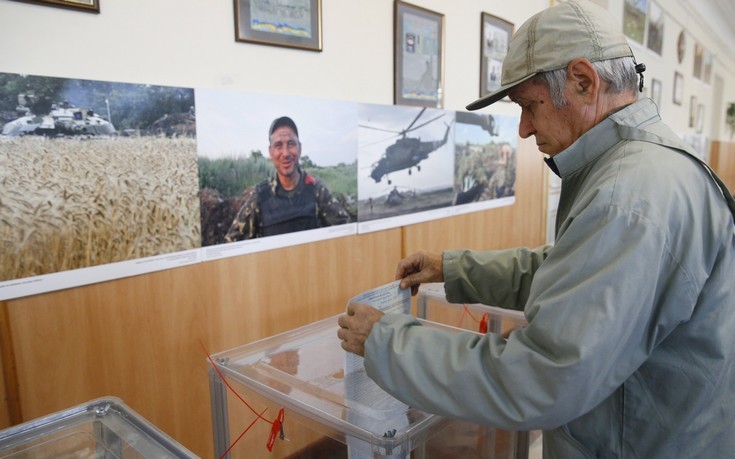 Oι Ουκρανοί ψηφίζουν στις τοπικές εκλογές