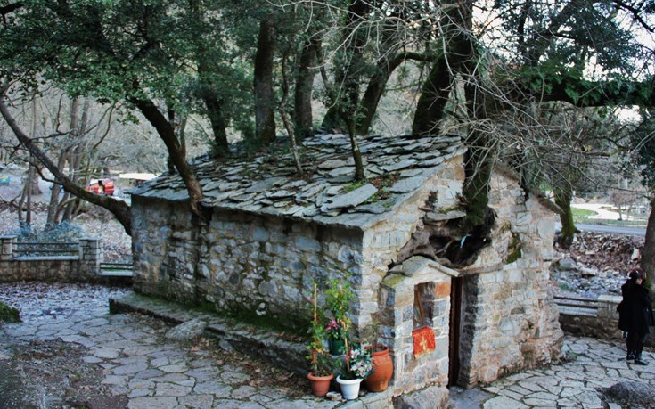 Το εκκλησάκι της Ελλάδας με τα 17 πλατάνια στη στέγη του