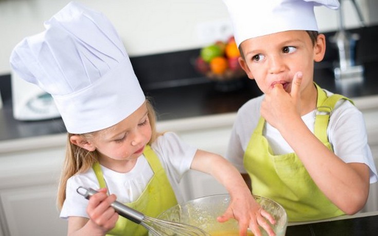 Οι 5 κανόνες που πρέπει να τηρείτε όταν μαγειρεύετε με τα παιδιά