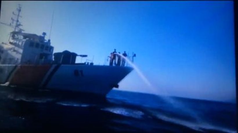 Τουρκική ακταιωρός ρίχνει με κανόνι νερού σε βάρκα με πρόσφυγες