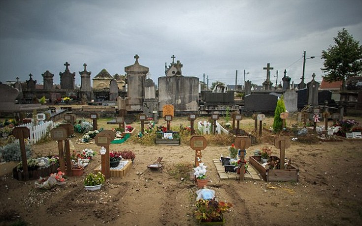 Αυτοσχέδιο νεκροταφείο δίπλα στη «ζούγκλα» του Καλαί