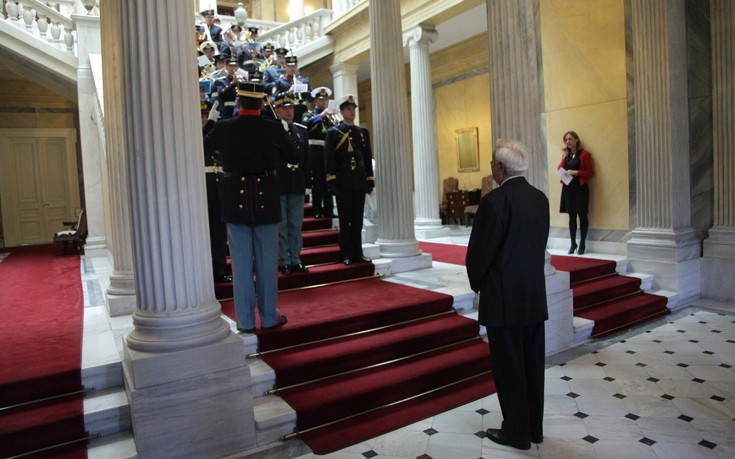 Κάλαντα από τη μπάντα των Ενόπλων Δυνάμεων στον Παυλόπουλο