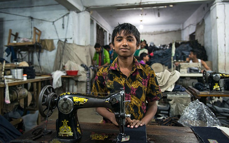 Στα άδυτα των εργοστασίων ρούχων του Μπαγκλαντές