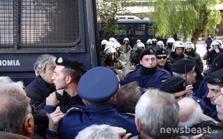 Μικροένταση μεταξύ συνταξιούχων και αστυνομίας στην Ηρώδου Αττικού