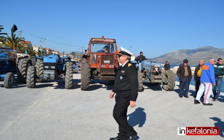 Μπλοκάρουν το λιμάνι του Ληξουρίου οι αγρότες