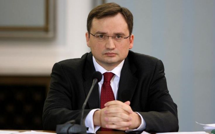 Οργισμένη απάντηση πολωνού υπουργού στις επικρίσεις ευρωπαίου επίτροπου