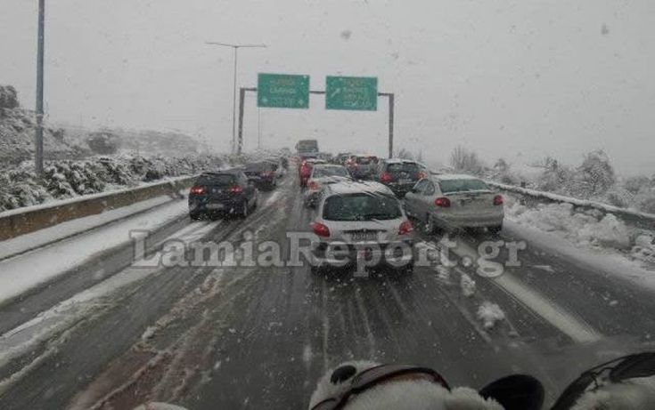 Πρωτοχρονιά στο σπίτι για τους οδηγούς που εγκλωβίστηκαν στα χιόνια