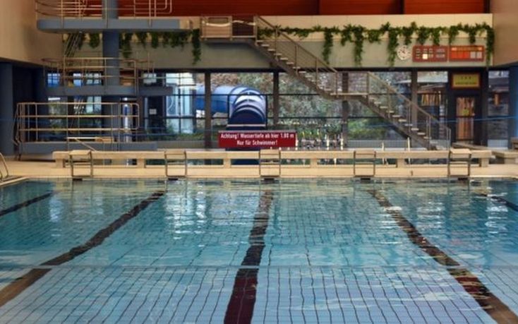 Πισίνα στη Γερμανία επιτρέπει ξανά την είσοδο σε άντρες πρόσφυγες
