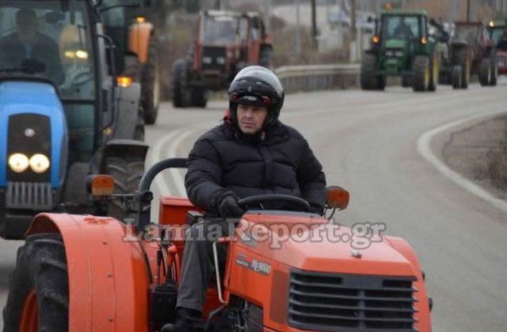 Με το τρακτέρ στο μπλόκο και ο Απόστολος Γκλέτσος