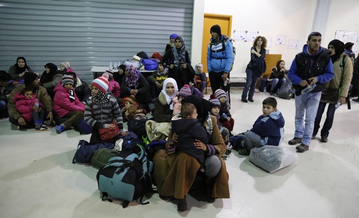 Σκορπούν και εγκλωβίζονται στην Ελλάδα μετανάστες και πρόσφυγες