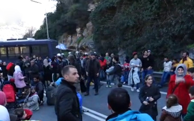 Η αστυνομία μπλόκαρε τους πρόσφυγες στα Τέμπη