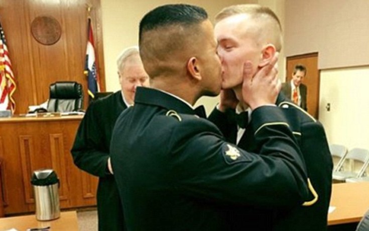 Το φιλί μεταξύ δύο ανδρών στρατιωτικών μετά το γάμο τους