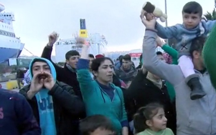 Διαμαρτυρία των εγκλωβισμένων προσφύγων και μεταναστών στον Πειραιά